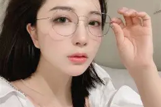 易易紫曝明星翻红后会耍大牌:红了之后就会耍大牌身边有很多 易易紫曝明星翻红后会耍大牌:红了之后就会耍大牌身边有很多